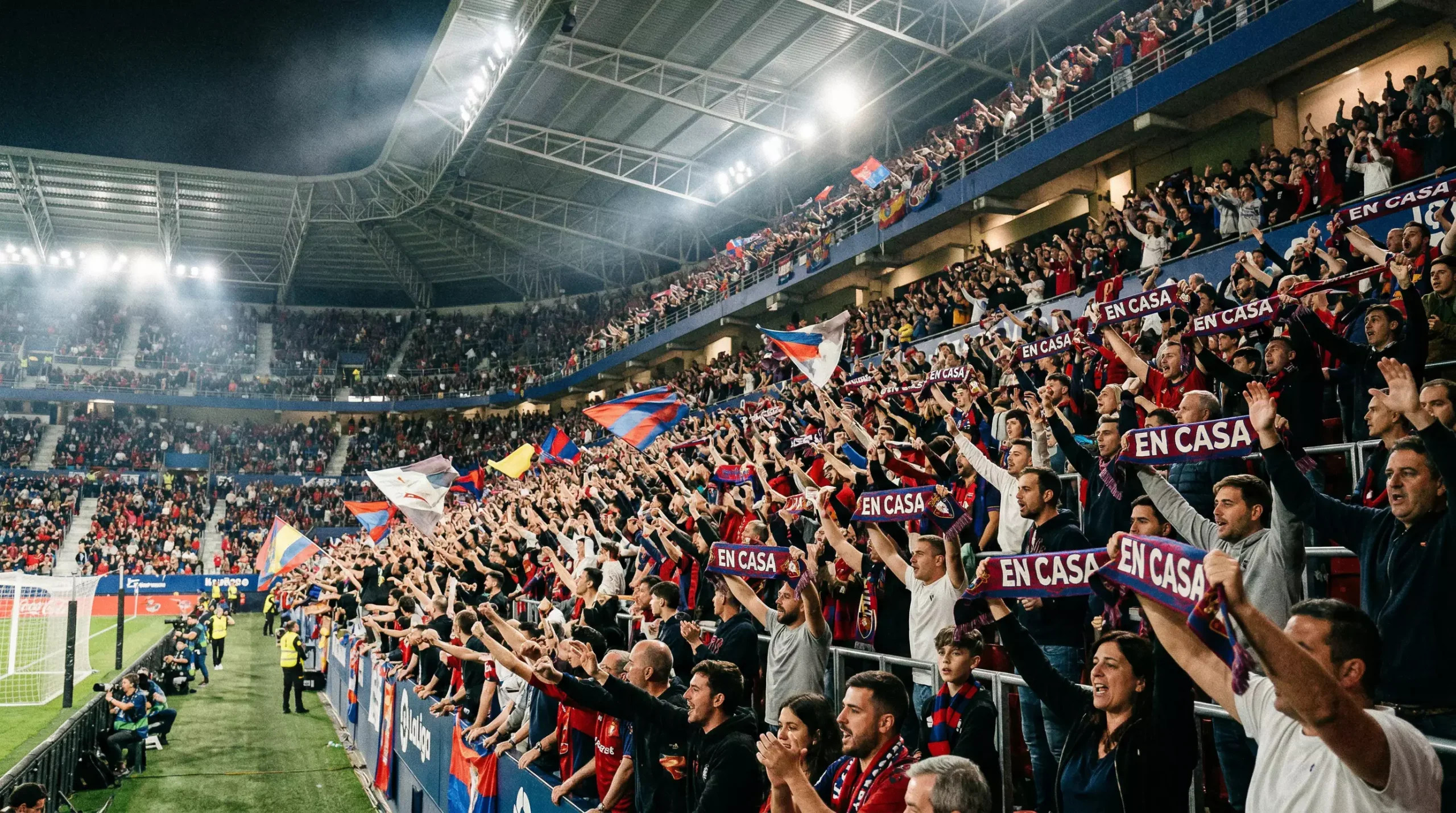 Grada de estadio de fútbol repleta de aficionados animando al equipo local